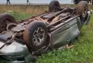 Duas pessoas ficam feridas após capotamento de caminhonete na BR-364 em Campo Novo do Parecis