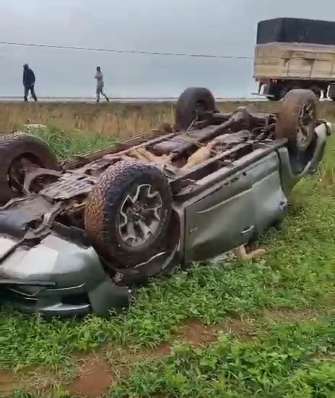 Duas pessoas ficam feridas após capotamento de caminhonete na BR-364 em Campo Novo do Parecis