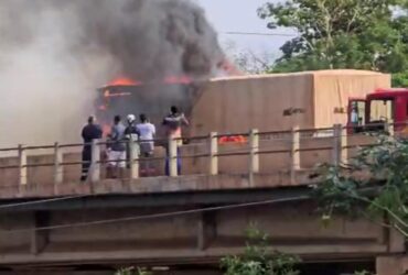 Três carretas se envolvem em colisão e pegam fogo na BR-364 em Rondonópolis