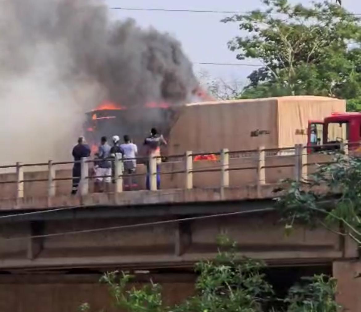 Três carretas se envolvem em colisão e pegam fogo na BR-364 em Rondonópolis