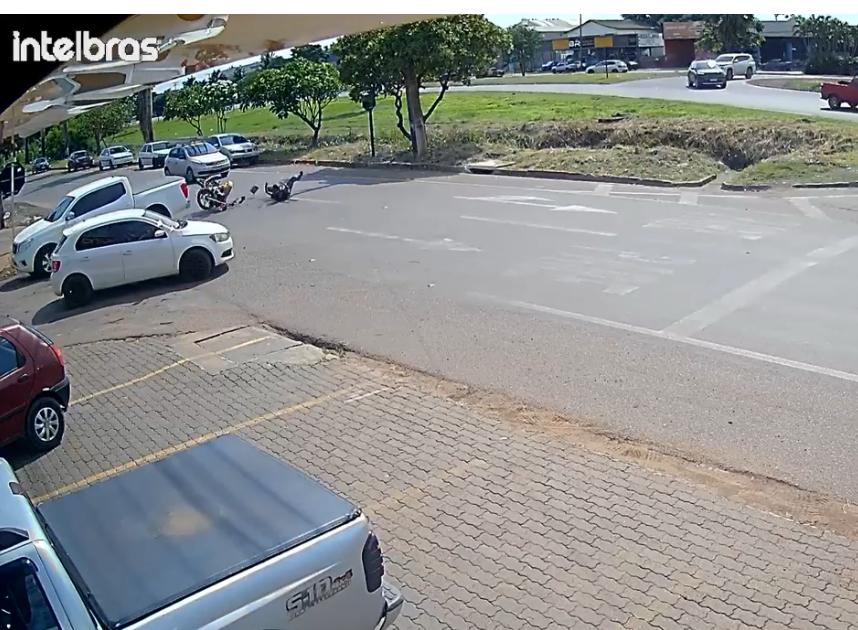 Motociclista fica ferido após caminhonete invadir preferencial e fugir sem prestar socorro em Sinop