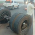 Colisão ocorreu em trecho de transição entre pista nova e antiga; carga de óleo vegetal se espalhou pela rodovia e veículos ficaram destruídos