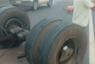 Colisão ocorreu em trecho de transição entre pista nova e antiga; carga de óleo vegetal se espalhou pela rodovia e veículos ficaram destruídos