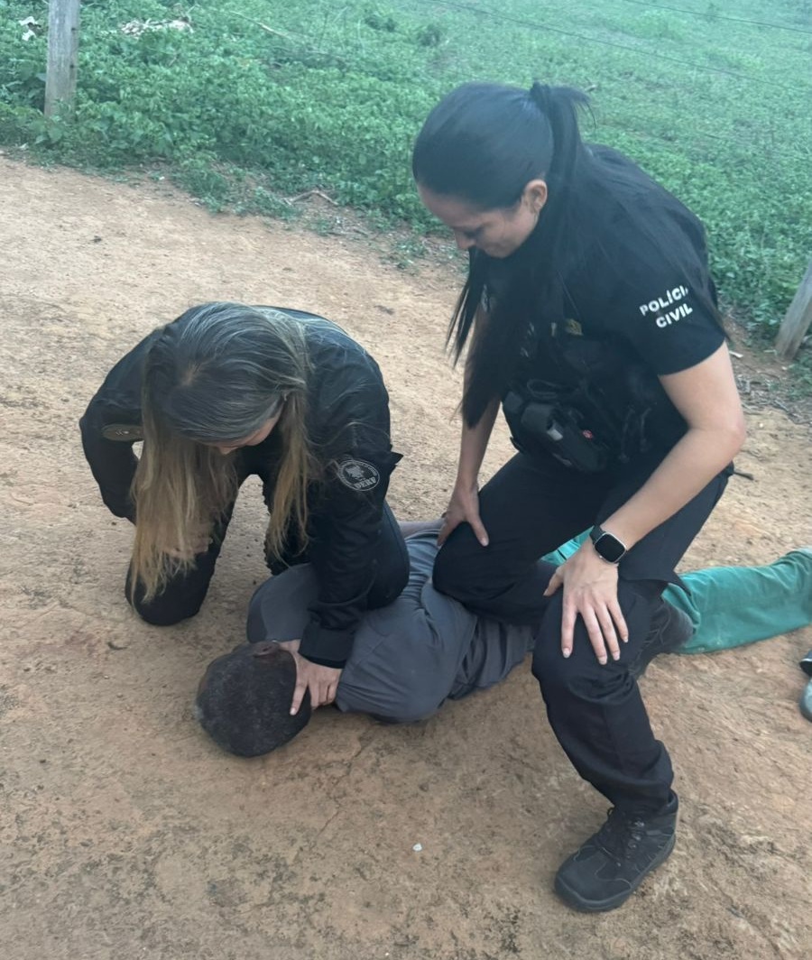 Raimundo Nonato dos Santos, que matou a ex-esposa a golpes de faca, foi capturado nesta quinta-feira (30) em área de mata com apoio do helicóptero do Ciopaer; crime chocou a cidade e reacendeu alerta sobre violência doméstica.