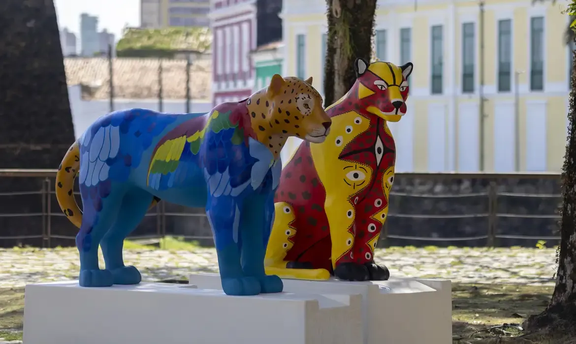 Belém recebe Jaguar Parade com estátuas de onças coloridas