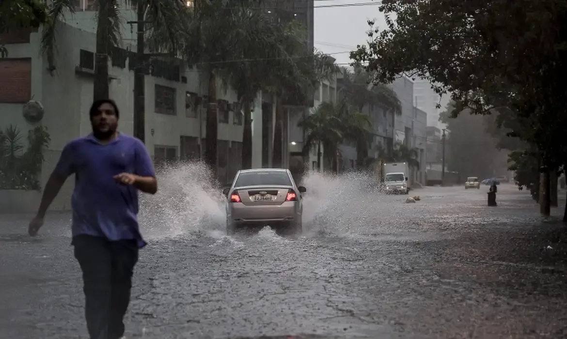 Defesa Civil emite alerta severo de chuva para São Paulo