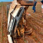 Veículo capotou após condutor perder o controle na estrada que liga Bagé a Boa Esperança; vítimas sofreram fraturas e foram encaminhadas para atendimento médico