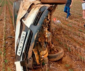 Veículo capotou após condutor perder o controle na estrada que liga Bagé a Boa Esperança; vítimas sofreram fraturas e foram encaminhadas para atendimento médico