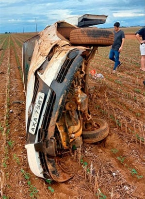 Veículo capotou após condutor perder o controle na estrada que liga Bagé a Boa Esperança; vítimas sofreram fraturas e foram encaminhadas para atendimento médico