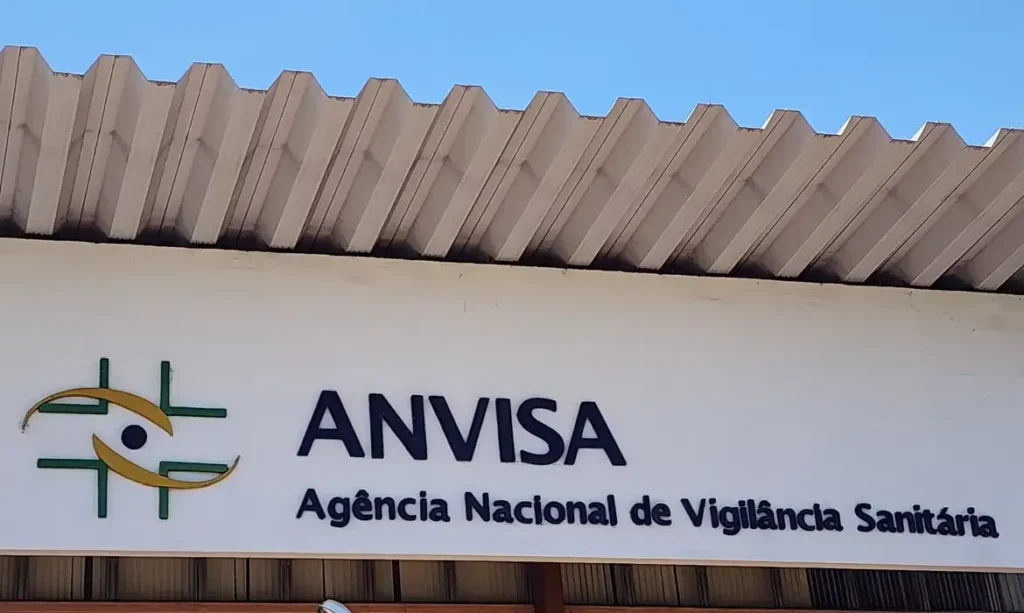 Anvisa suspende cosméticos irregulares e alerta para riscos à saúde