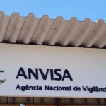 Anvisa suspende cosméticos irregulares e alerta para riscos à saúde