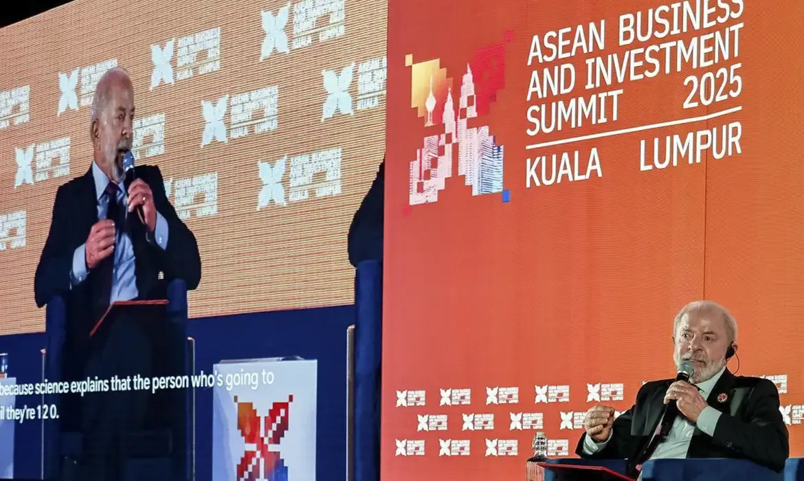 Lula afirma que mundo rejeita nova Guerra Fria durante encontro com empresários