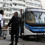 Ônibus viram barricada no Rio durante operação policial e transporte é afetado