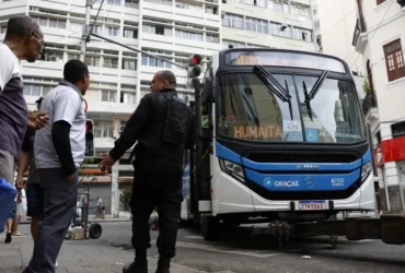 Ônibus viram barricada no Rio durante operação policial e transporte é afetado