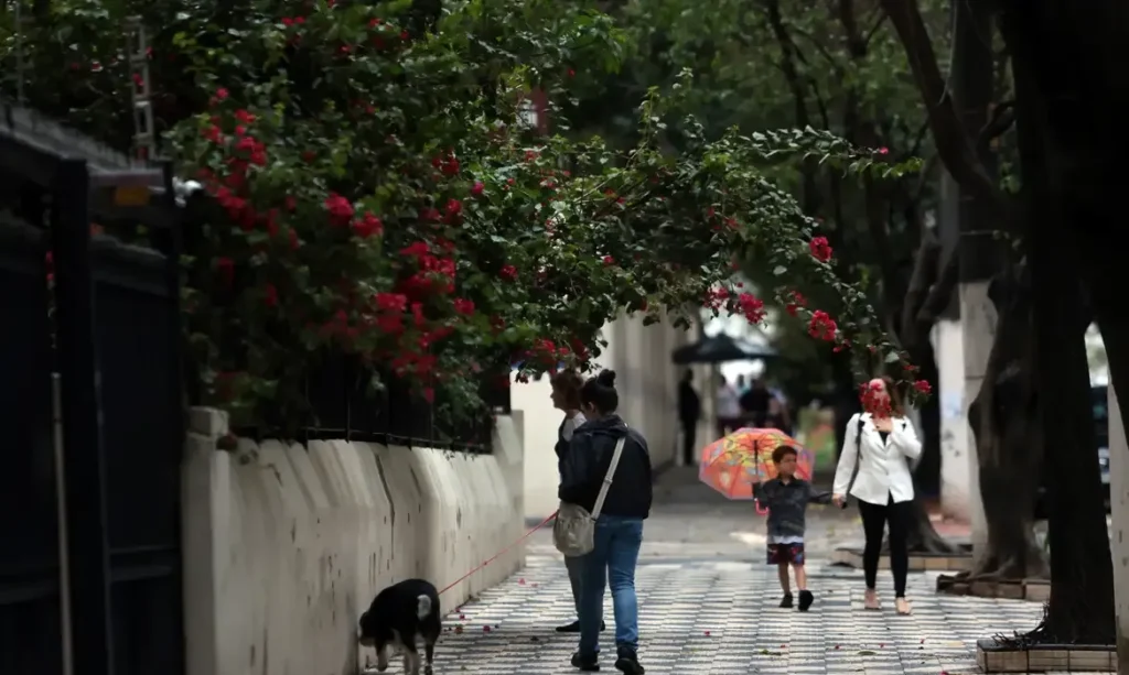 Capital paulista enfrenta chuva intensa e céu encoberto