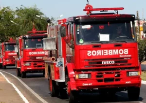 Carro é consumido por incêndio na BR-163 em Nova Mutum, MT