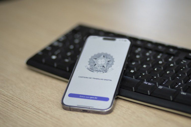 Brasil cria 1,7 milhão de vagas no ano e tem recorde de 49 milhões de empregos com carteira assinada -