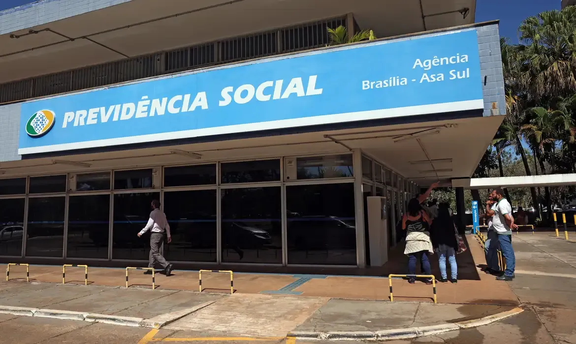 Inss suspende programa de redução de filas por falta de verba