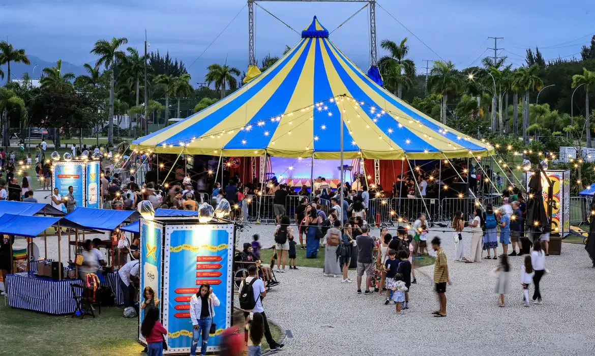 Maratona circense celebra arte popular no Museu do Pontal
