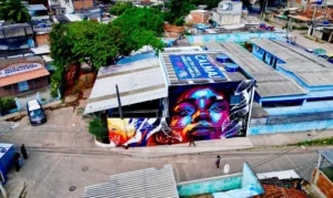 Telhado na Cidade de Deus exibe mensagem pedindo paz durante operações policiais