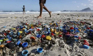 Microplásticos contaminam água, ar e alimentos, alertam cientistas brasileiros