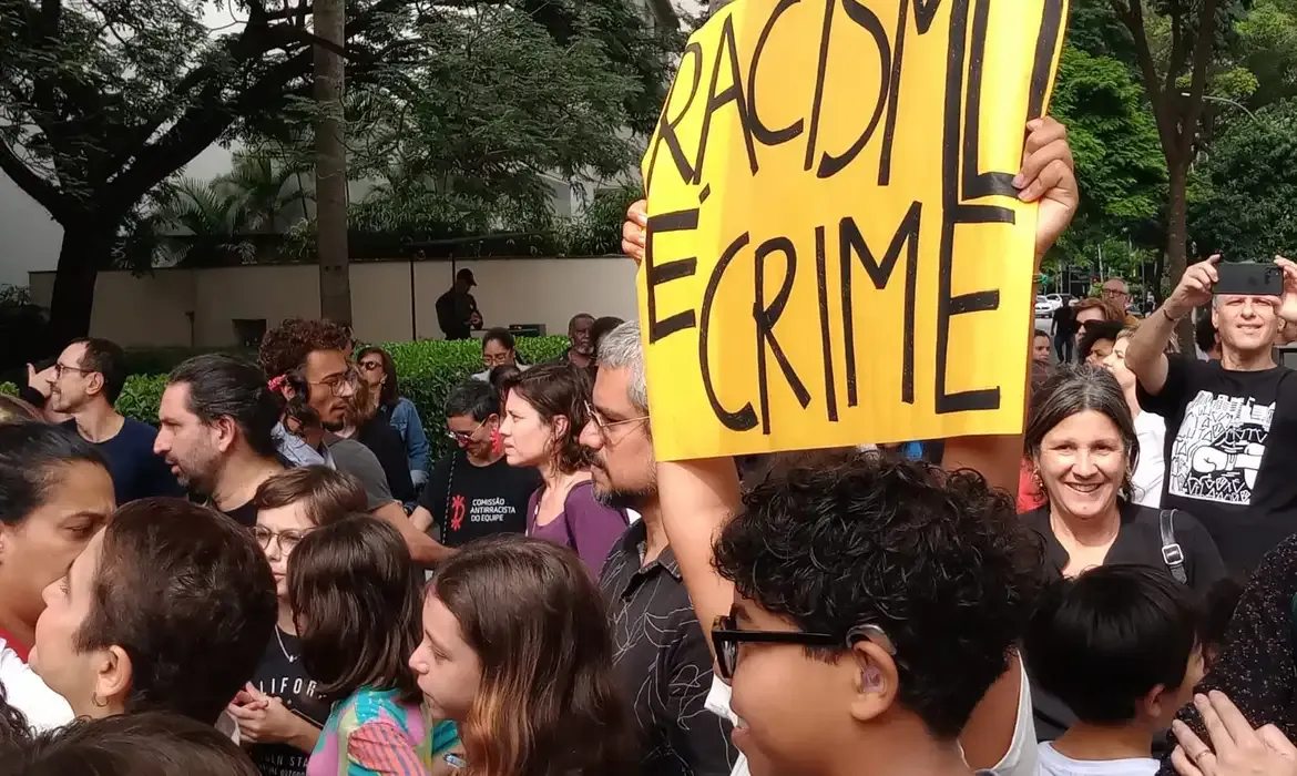 Defensoria pede indenização milionária por racismo em shopping de SP