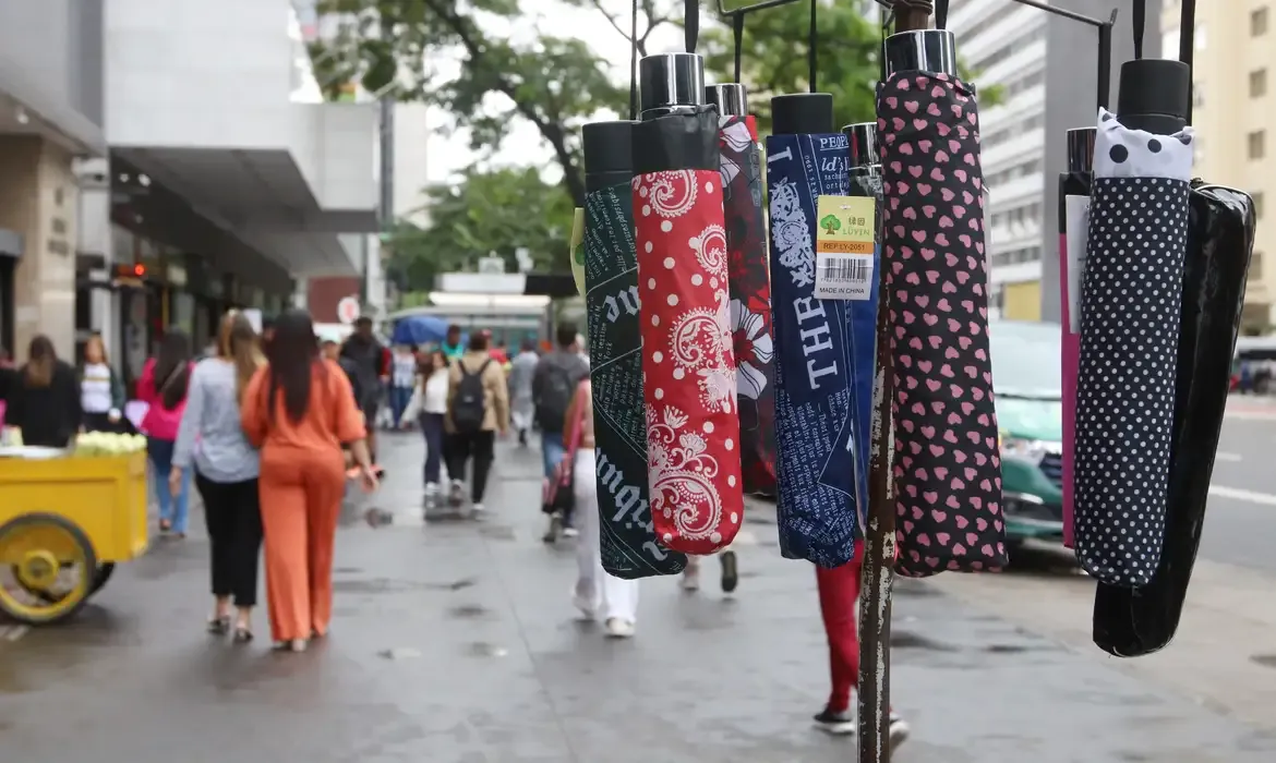 Frente fria avança sobre São Paulo com chuvas e ventos fortes a partir de segunda