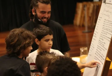 Slam estimula jovens a descobrirem a poesia nas escolas do Rio