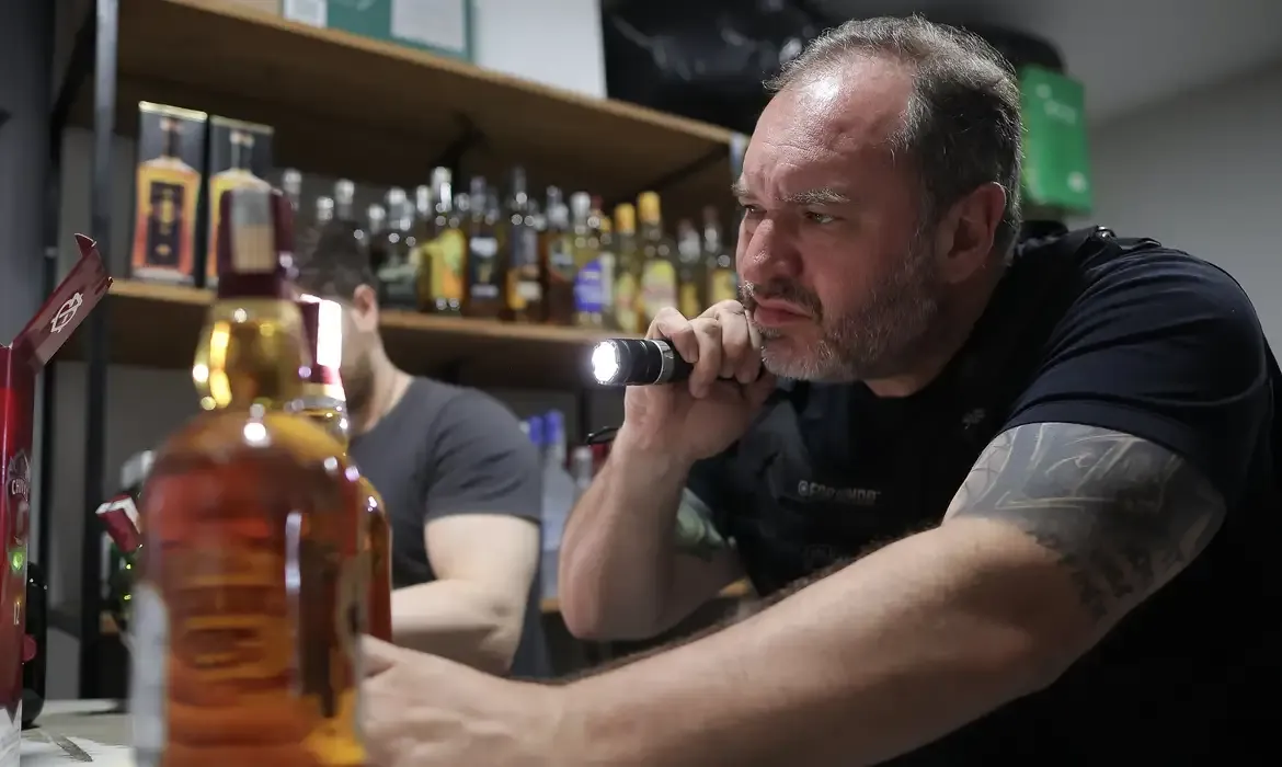 Justiça autoriza destruição de 100 mil garrafas de bebida apreendidas em São Paulo