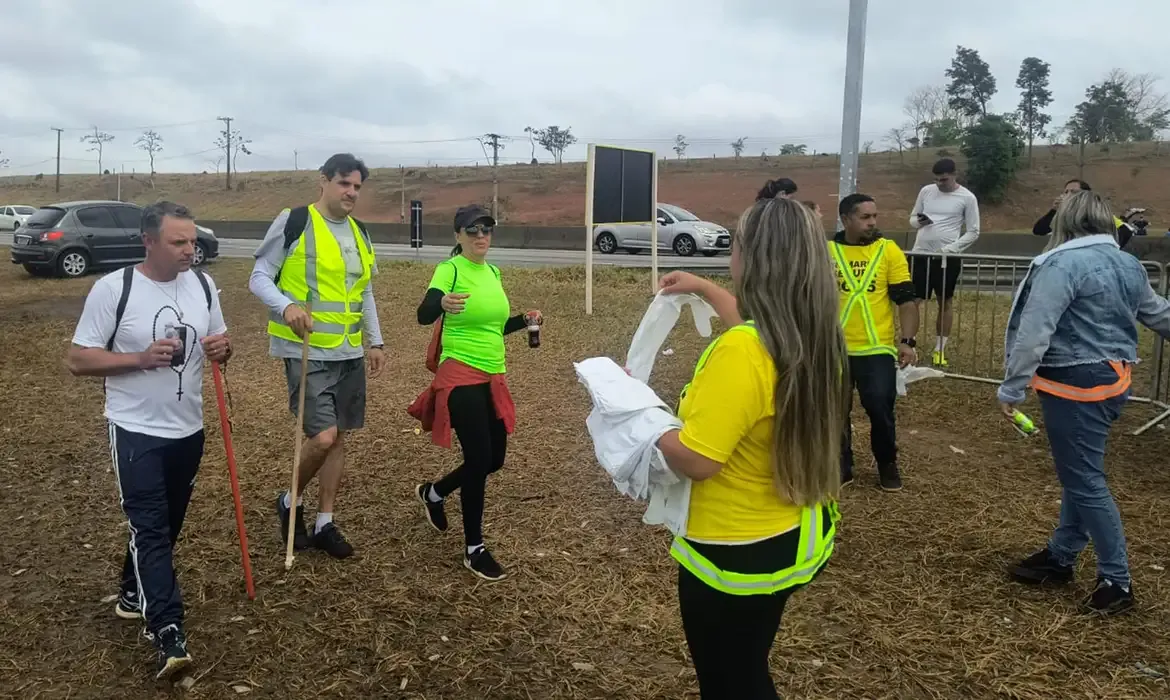 Romeiros seguem para Aparecida e utilizam tendas de apoio em rodovias de SP