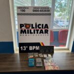 Suspeita foi flagrada pelo Grupo de Apoio da Polícia Militar (GAP) com porções de cocaína, balança de precisão e máquina de cartão em uma residência no bairro Veneza