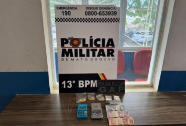 Suspeita foi flagrada pelo Grupo de Apoio da Polícia Militar (GAP) com porções de cocaína, balança de precisão e máquina de cartão em uma residência no bairro Veneza