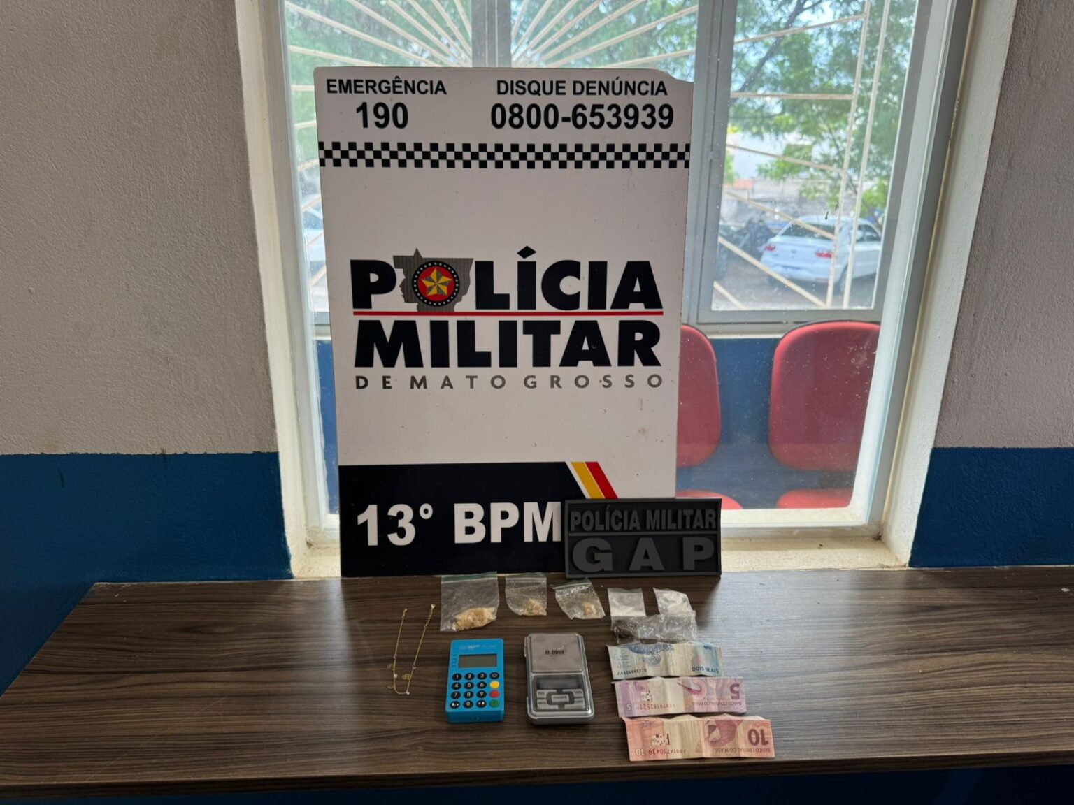 Suspeita foi flagrada pelo Grupo de Apoio da Polícia Militar (GAP) com porções de cocaína, balança de precisão e máquina de cartão em uma residência no bairro Veneza