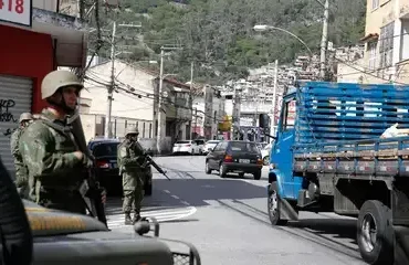 Policial atira em operários e cumpre prisão domiciliar em Minas Gerais