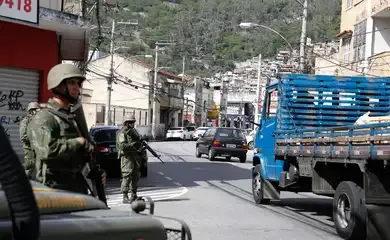 Policial atira em operários e cumpre prisão domiciliar em Minas Gerais