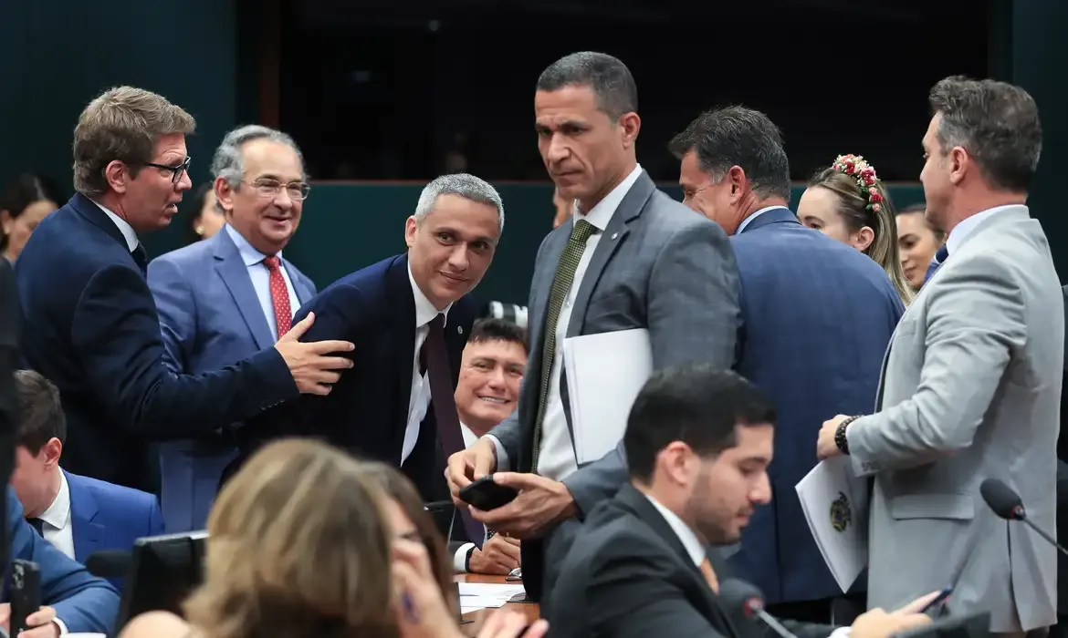 CCJ suspende ação no STF contra deputado Gayer após críticas a senadores