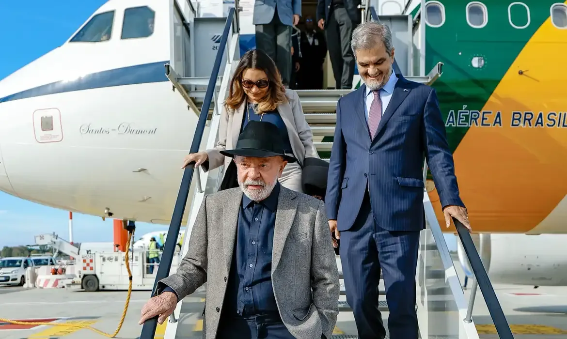 Lula chega a Roma para discutir segurança alimentar e se reúne com Papa Leão XIV