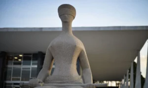 Zanin soma dois votos para condenar núcleo de desinformação no STF