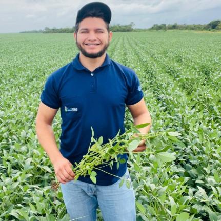 Vítima de 24 anos foi alvejada por pelo menos seis disparos na região do tronco; suspeito encapuzado fugiu a pé após o crime