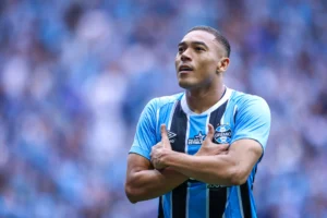 Hat-Trick de Carlos Vinicius garante vitória do Grêmio sobre o Juventude e sobe na tabela do Brasileirão