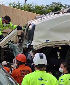 Condutor de uma das carretas ficou preso às ferragens e foi socorrido pelo Corpo de Bombeiros; rodovia ficou parcialmente interditada por mais de uma hora