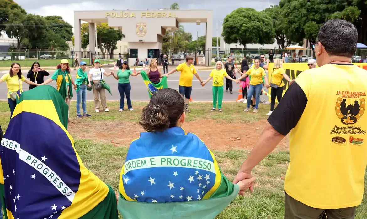 Bolsonaro recebe visita de médico e advogados antes de audiência de custódia