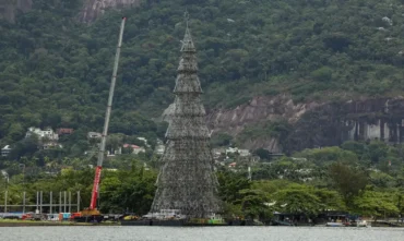 Lagoa recebe nova árvore de Natal em grande retorno