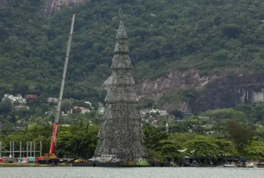 Lagoa recebe nova árvore de Natal em grande retorno