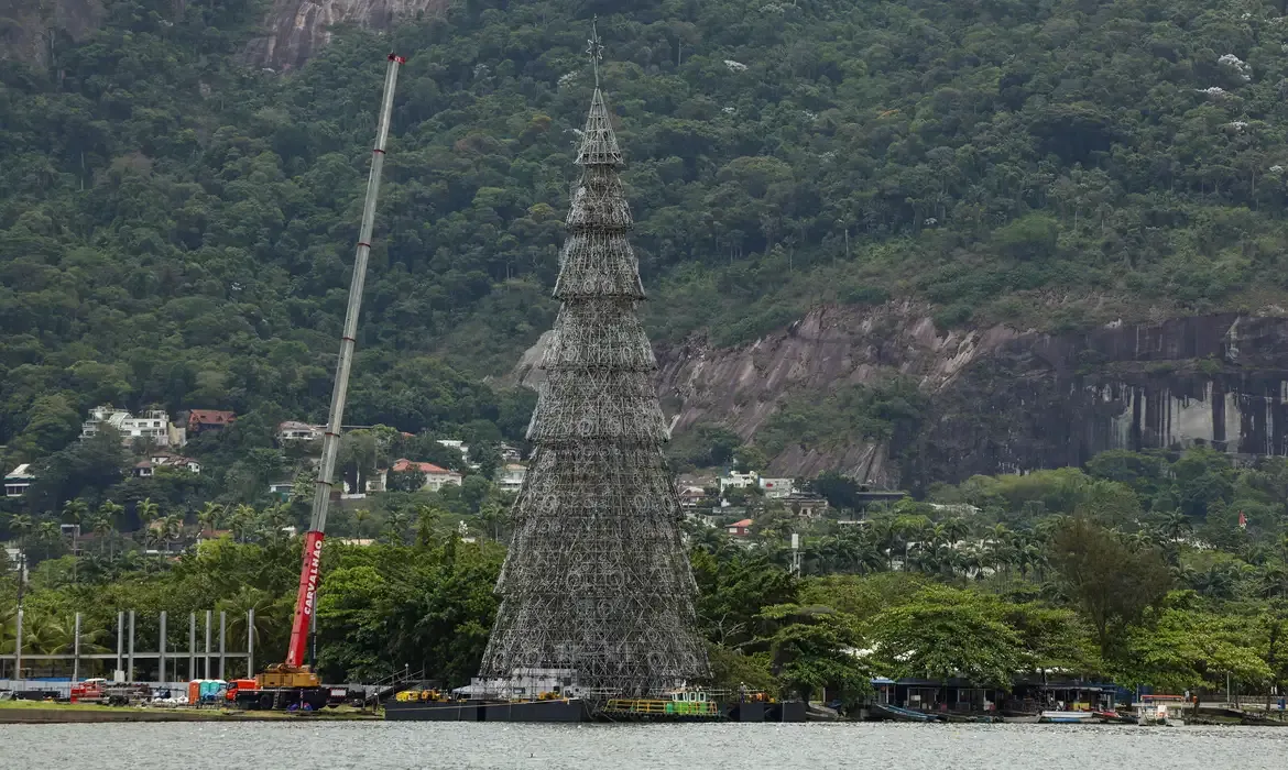Lagoa recebe nova árvore de Natal em grande retorno