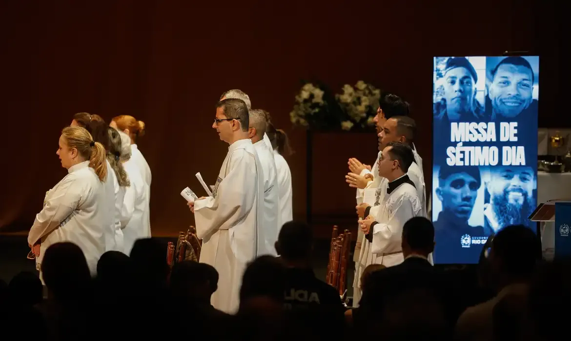 Policiais são homenageados em missa de sétimo dia no Rio