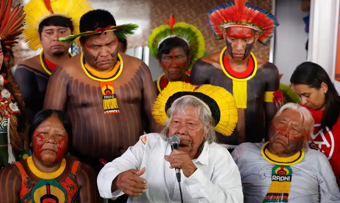 Raoni critica exploração de petróleo na Amazônia durante a COP30