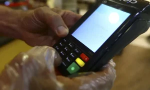 Banco Central estabelece que bandeiras de cartão respondem por falhas em transações