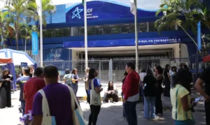 Enem movimenta estudantes que chegam cedo e demonstram tranquilidade