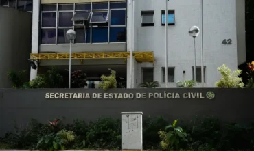 Operação policial no Rio deixa menino baleado em escola